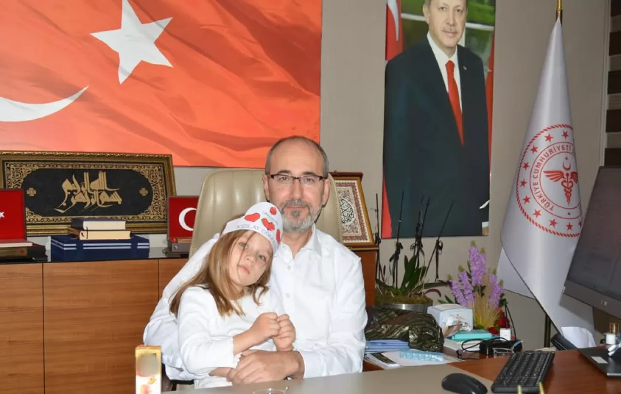 Minik Kızılay Gönüllüsü Yüsra, Afyonkarahisar İl Sağlık Müdürü'nü Ziyaret Etti