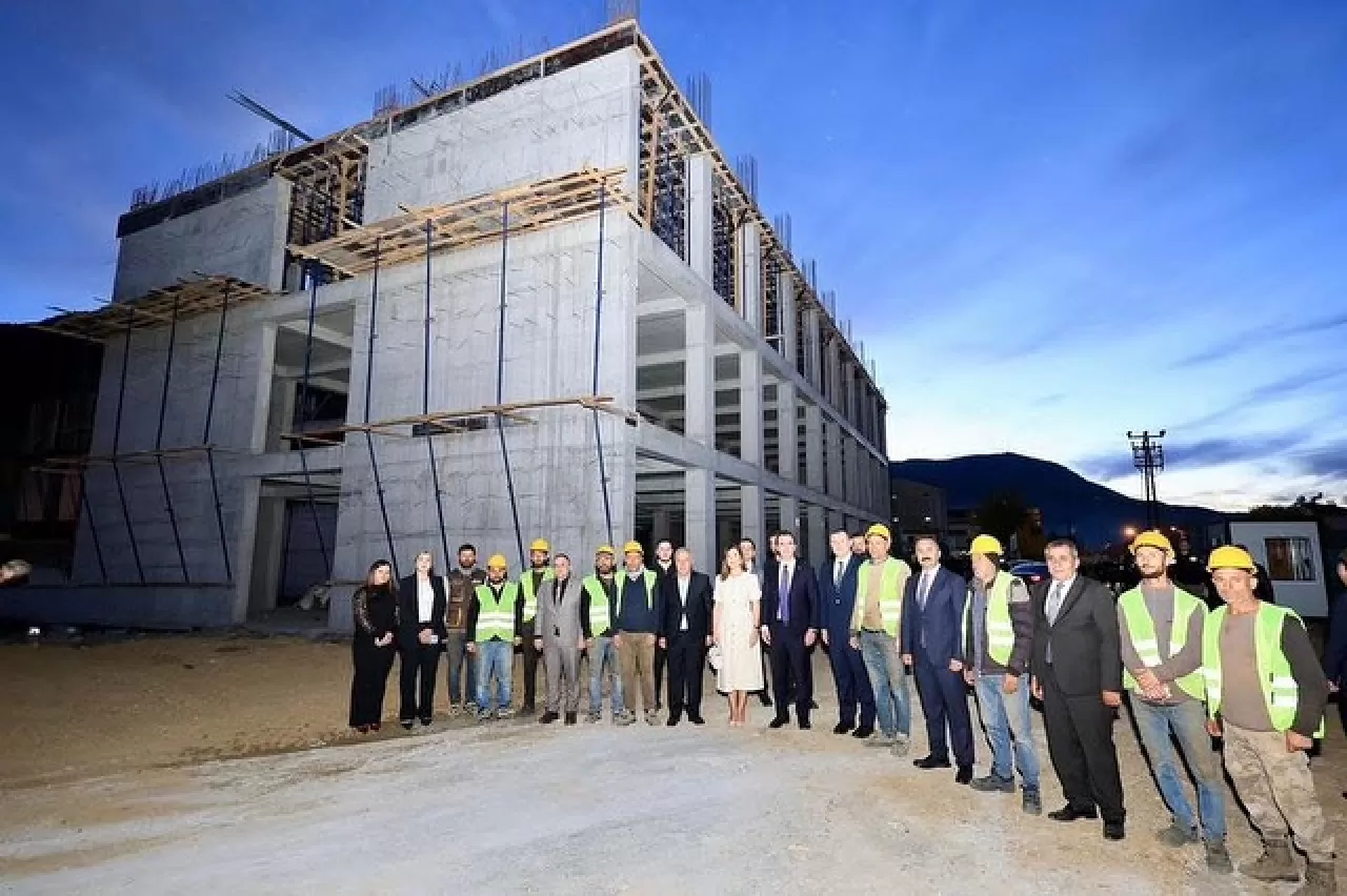 Mutki'ye Modern Devlet Hastanesi: Vali Karakaya İnşaatı Yerinde İnceledi