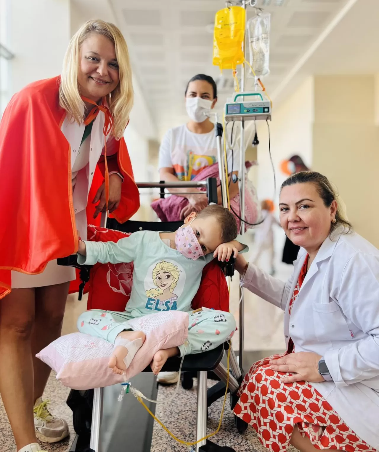 Antalya'da Minik Hastaların Yüzünü Müzik ve Hediyelerle Güldürdüler