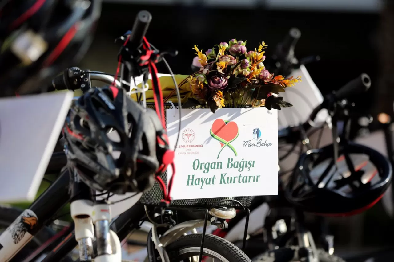 İzmir'de Sağlık Çalışanları ve Bisiklet Severlerden Anlamlı Yürüyüş