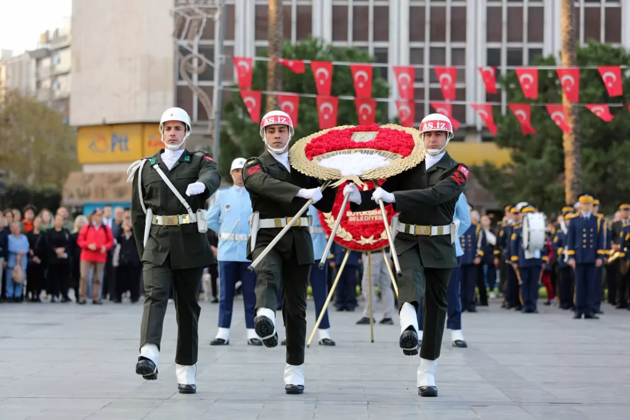 İzmir'de Atatürk'ü Anma Töreni Düzenlendi
