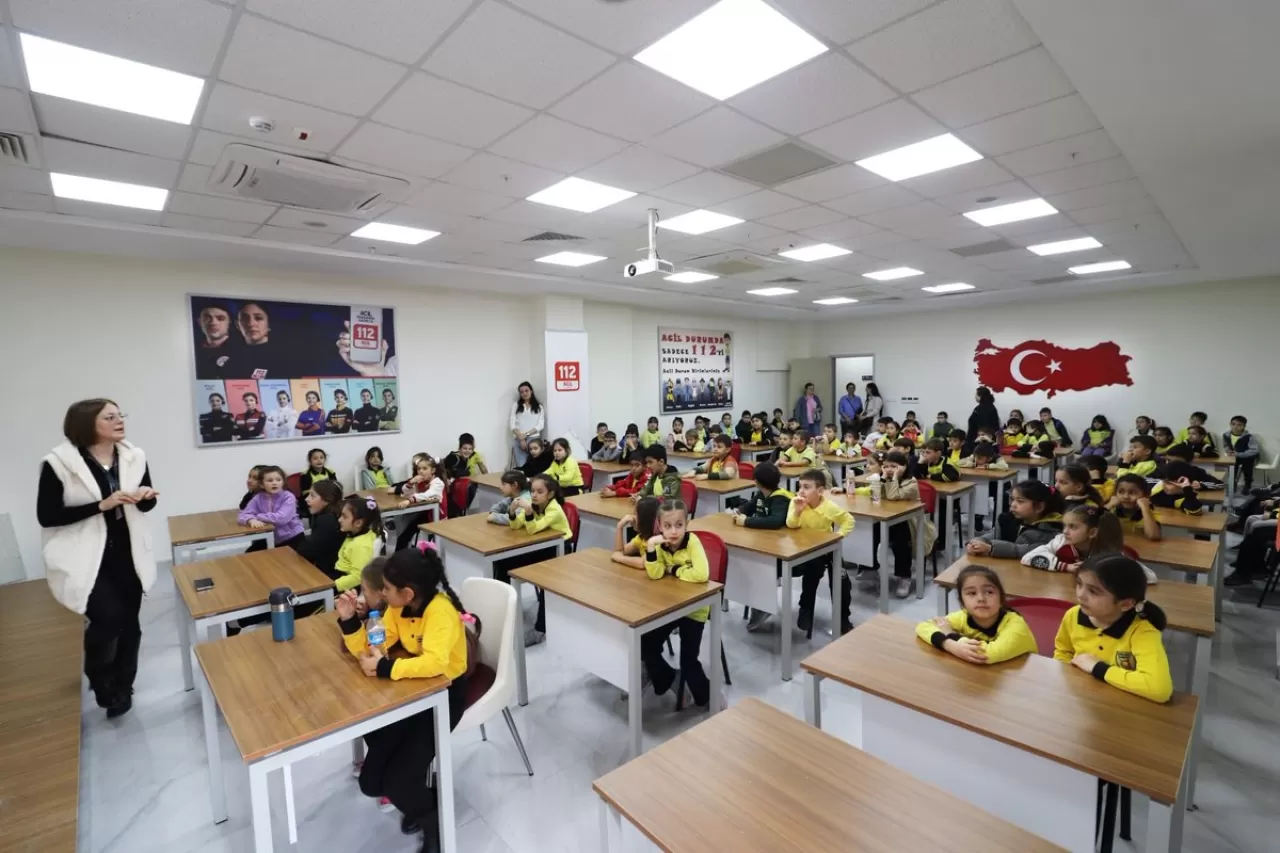 Samsun 112 Acil Çağrı Merkezi, Arıburnu İlkokulu'nda Öğrenci ve Öğretmenleri Ziyaret Etti