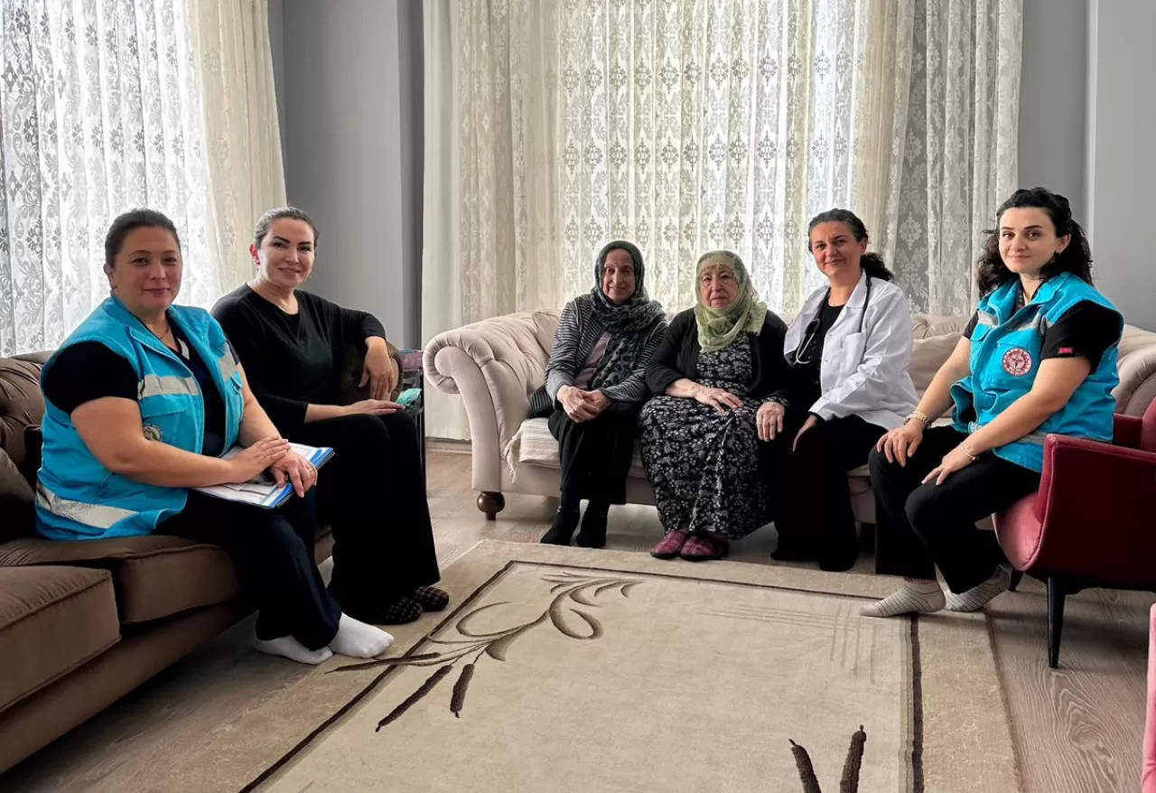 Öğretmenler Günü'nde Anlamlı Ziyaret: Evde Sağlık Hizmetleri Ekibinden Depremzede Öğretmene