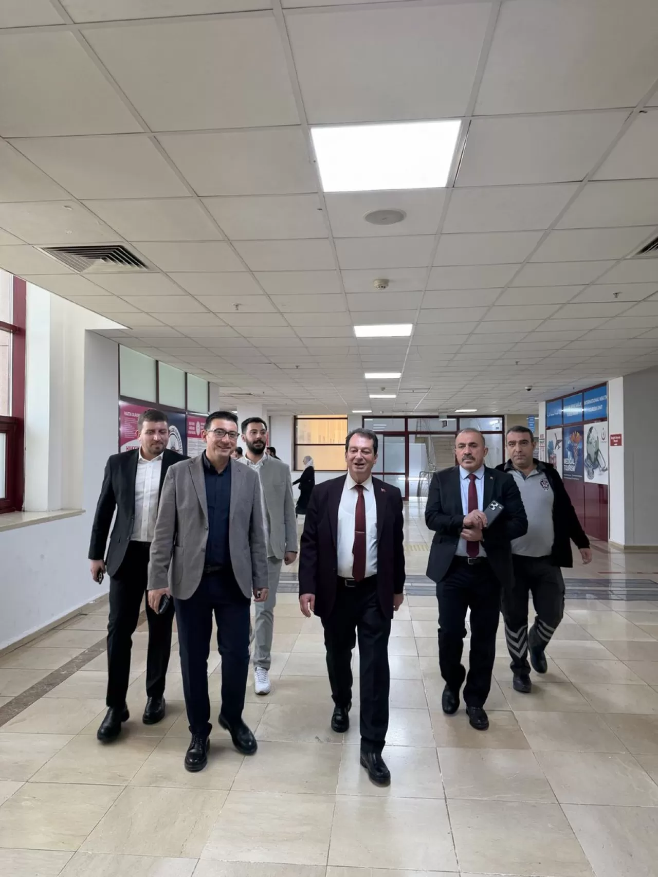 Dicle Üniversitesi Rektörü, Gazi Yaşargil Eğitim ve Araştırma Hastanesi'ni Ziyaret Etti