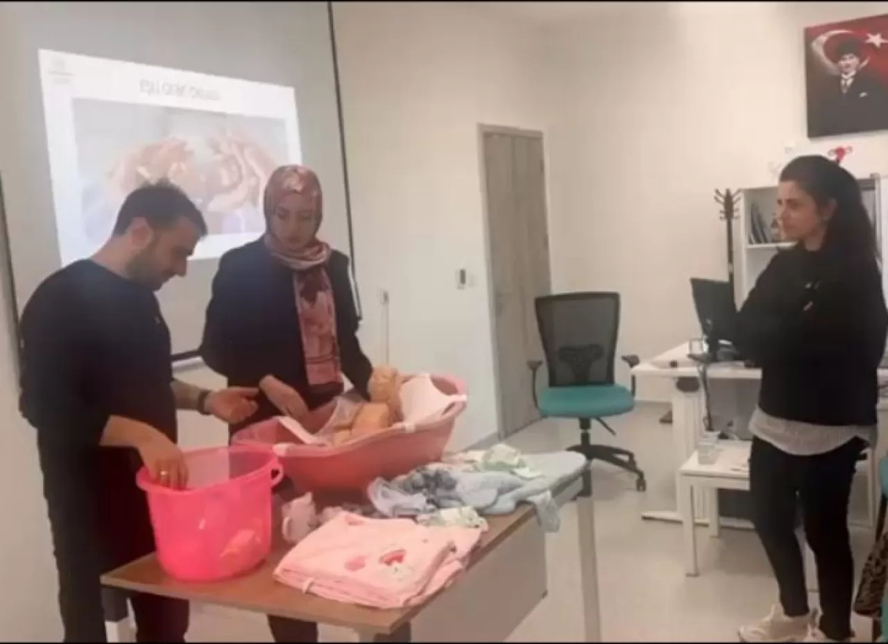 Bursa Nilüfer'de Gebelere ve Baba Adaylarına Yönelik Ücretsiz Eğitimler Başladı