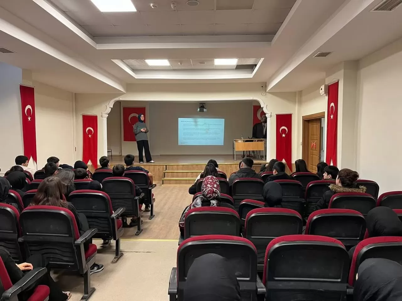 Arnavutköy'de Lise Öğrencilerine Yönelik Genç Akademisi Programı Düzenlendi