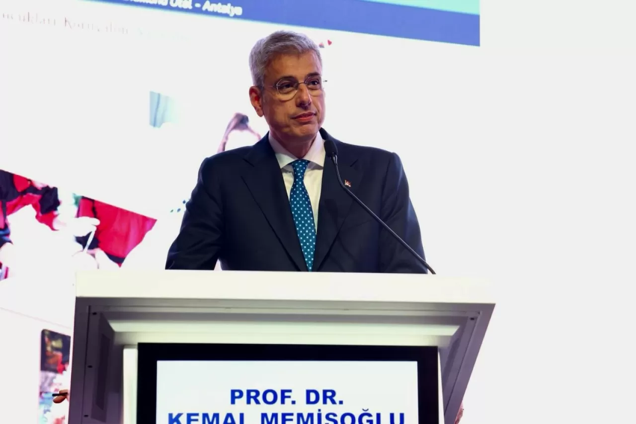 Sağlık Bakanı Memişoğlu, Çocuk Acil Tıp Kongresi'nde Hekimliğin Önemini Vurguladı