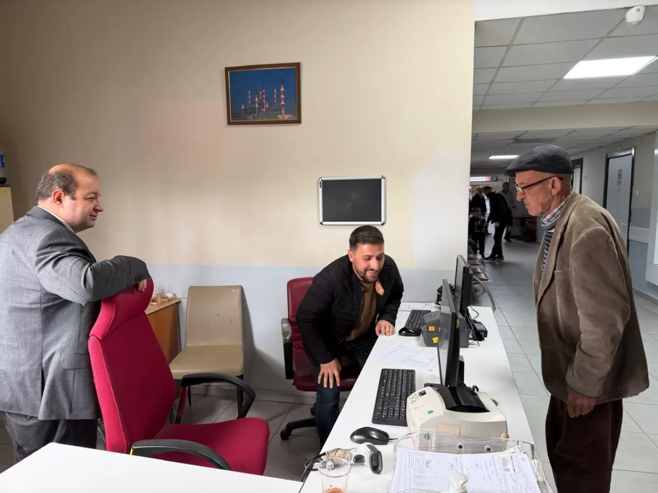 Manisa İl Sağlık Müdürü, Hastane Ziyaretinde Personel ve Vatandaşlarla Bir Araya Geldi