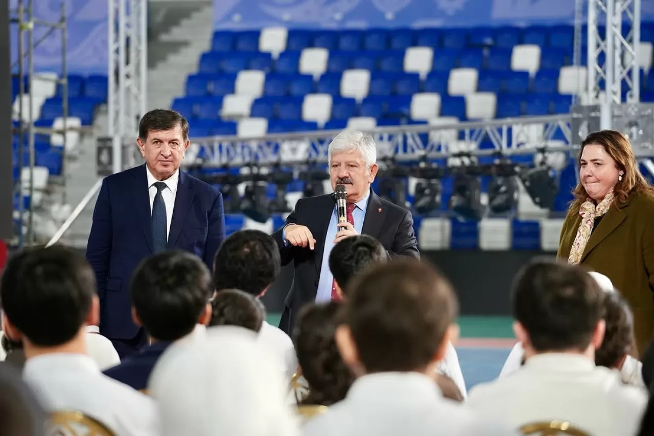 Sağlık Bilimleri Üniversitesi Rektörü Öğrencilerle Buhara'da Buluştu