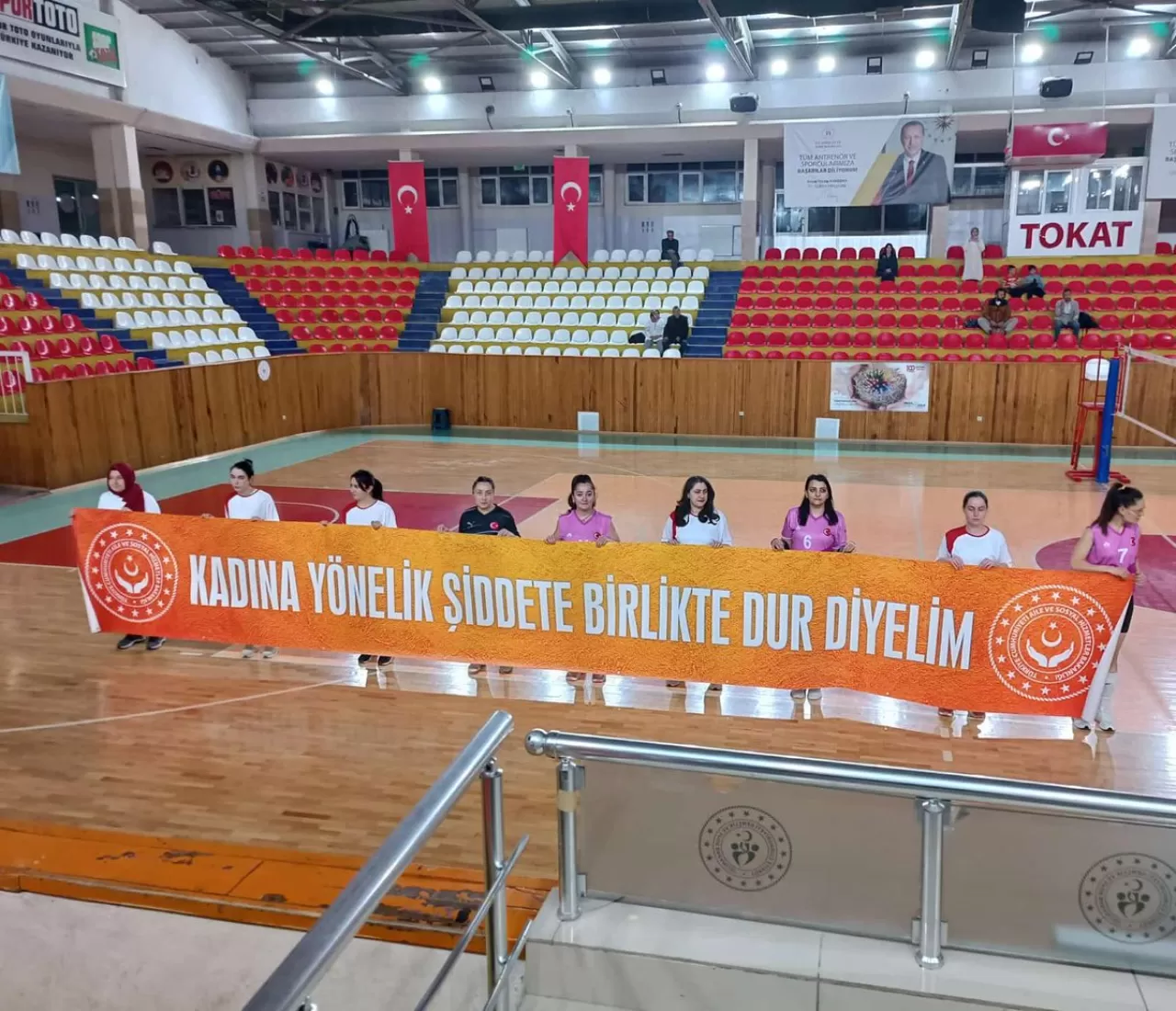 Tokat Devlet Hastanesi Kadın Voleybol Takımı Şiddetle Mücadele Günü'nde Zirvede