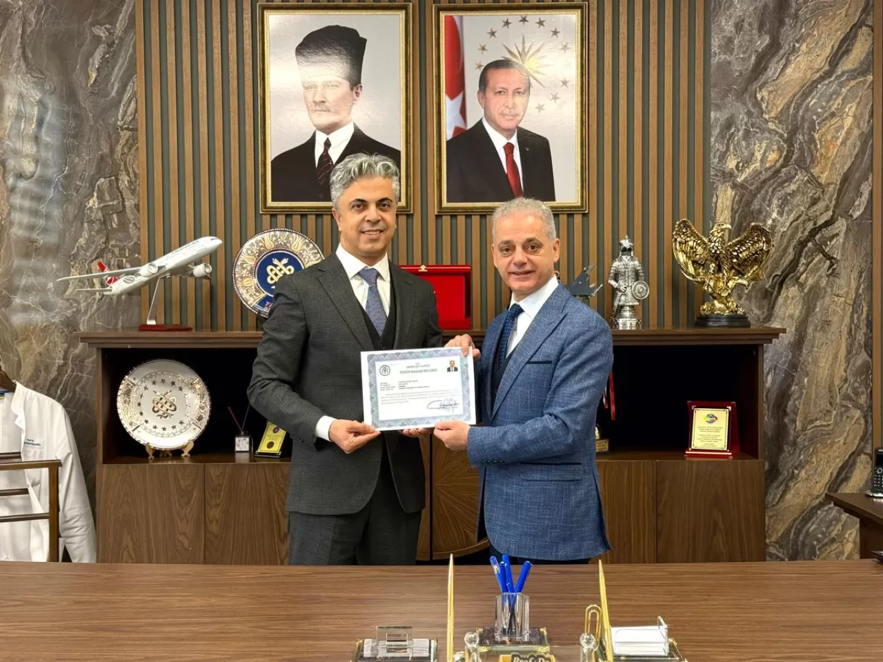 Erzincan'da Hastane Başhekimi Prof. Dr. Ufuk Kuyrukluyıldız'a Üstün Başarı Belgesi