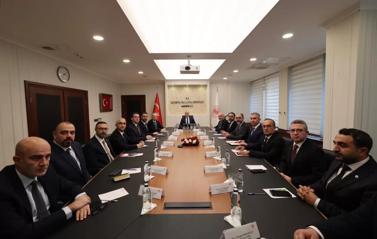 Türk Eczacıları Birliği, SGK ile Protokol ve Eczacı Hakları Görüşmesi Yaptı