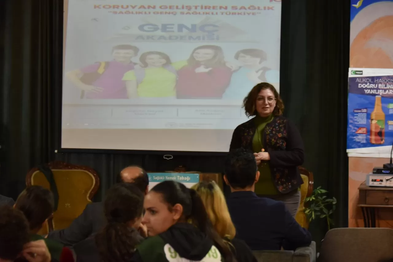 Manisa'da Sağlıklı Hayat Merkezi ve Yeşilay'dan Gençlere Yönelik Eğitim