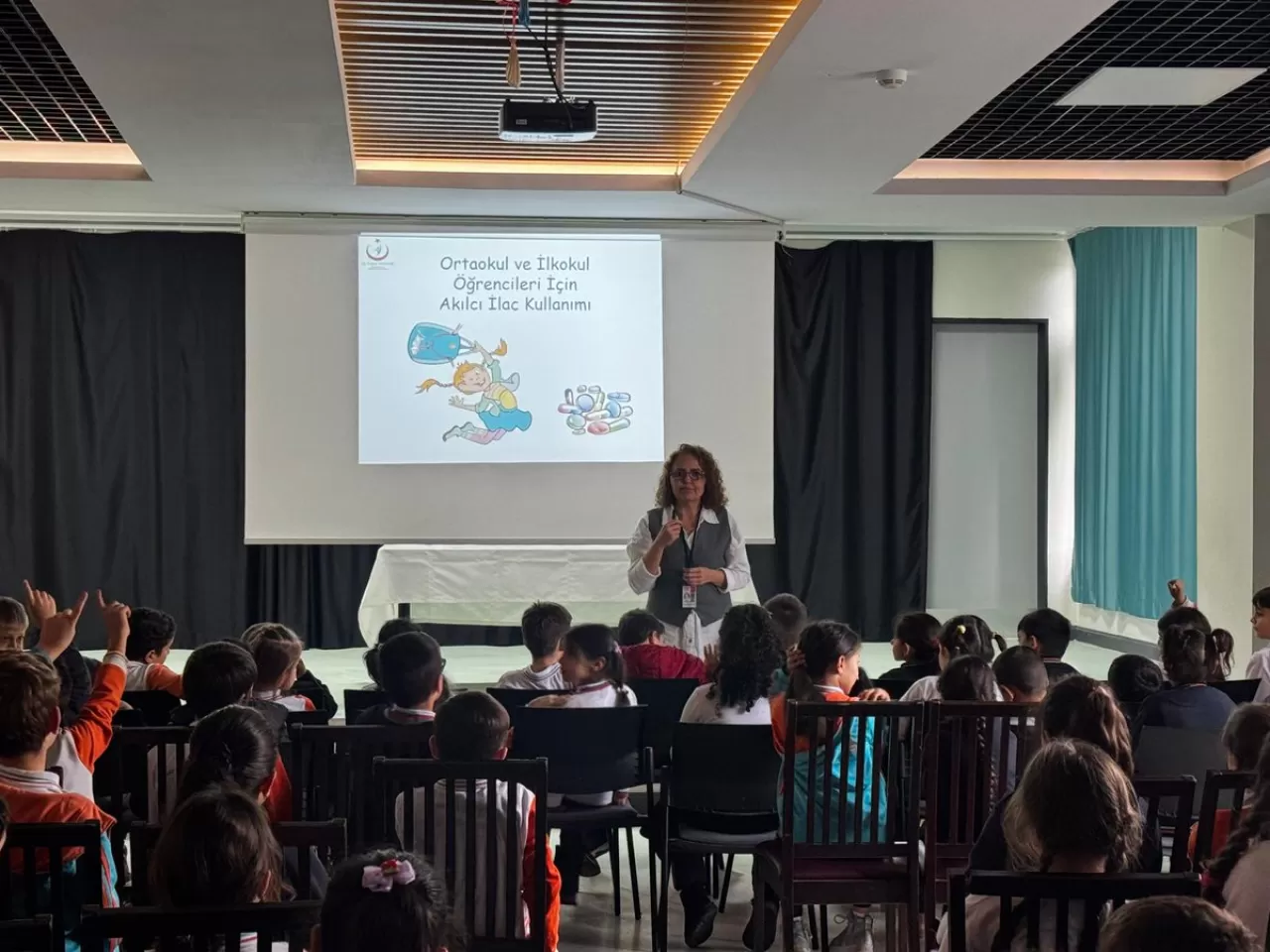 Yalova'da Okullarda Akılcı İlaç Kullanımı Eğitimleri Verildi