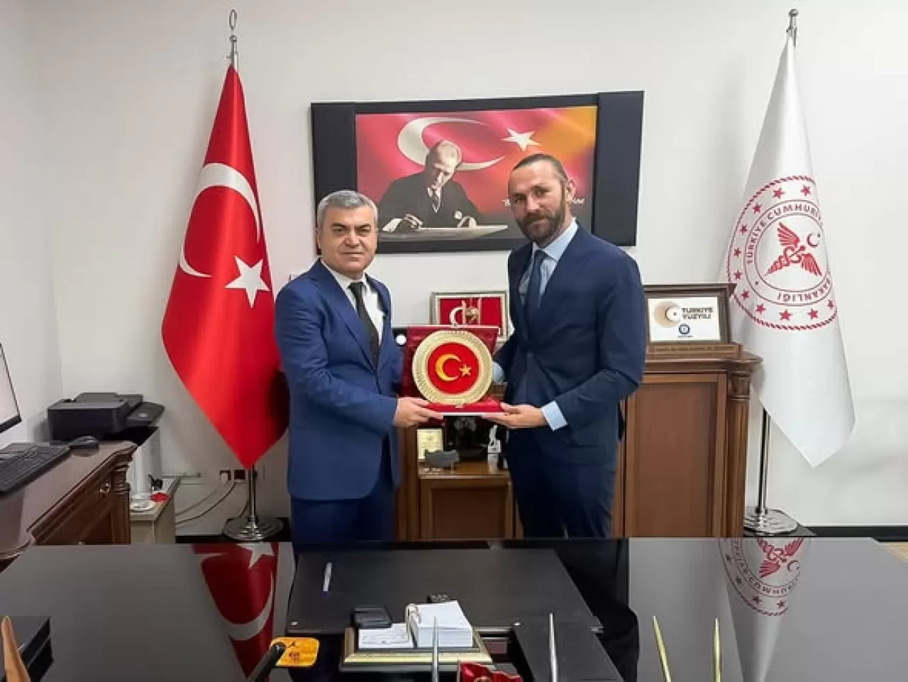 Kepez Devlet Hastanesi Başhekimi'ne Plaket Takdimi