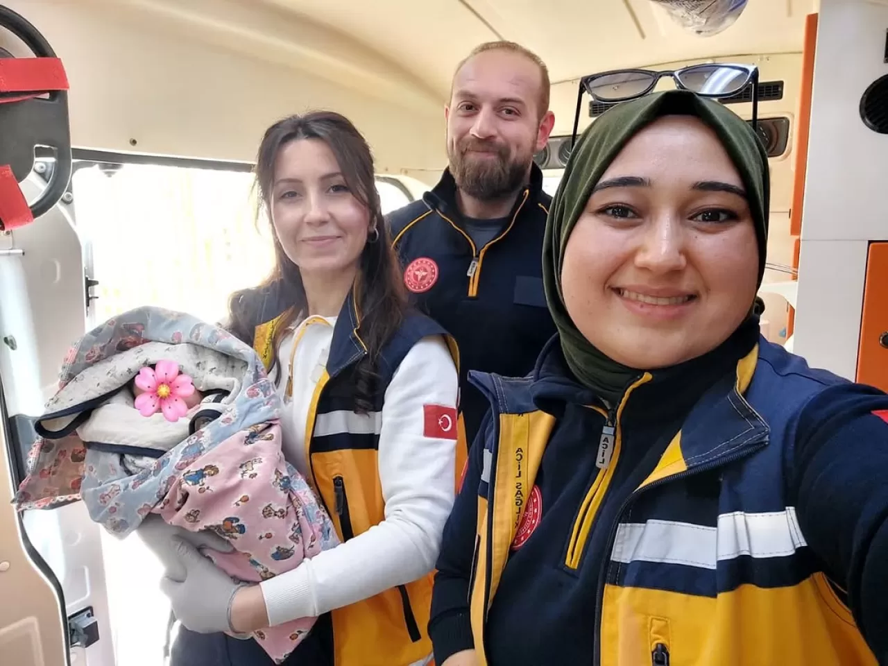 Aydın'da Acil Sağlık Ekibi, Ambulansta Başarılı Doğum Gerçekleştirdi