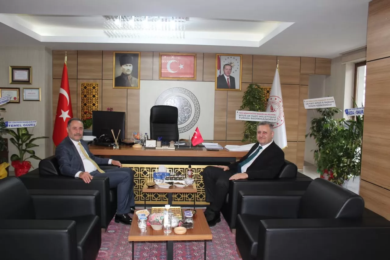 Bitlis'te Vakıflar Bölge Müdürü'nden İl Sağlık Müdürü Ergene'ye Hayırlı Olsun Ziyareti