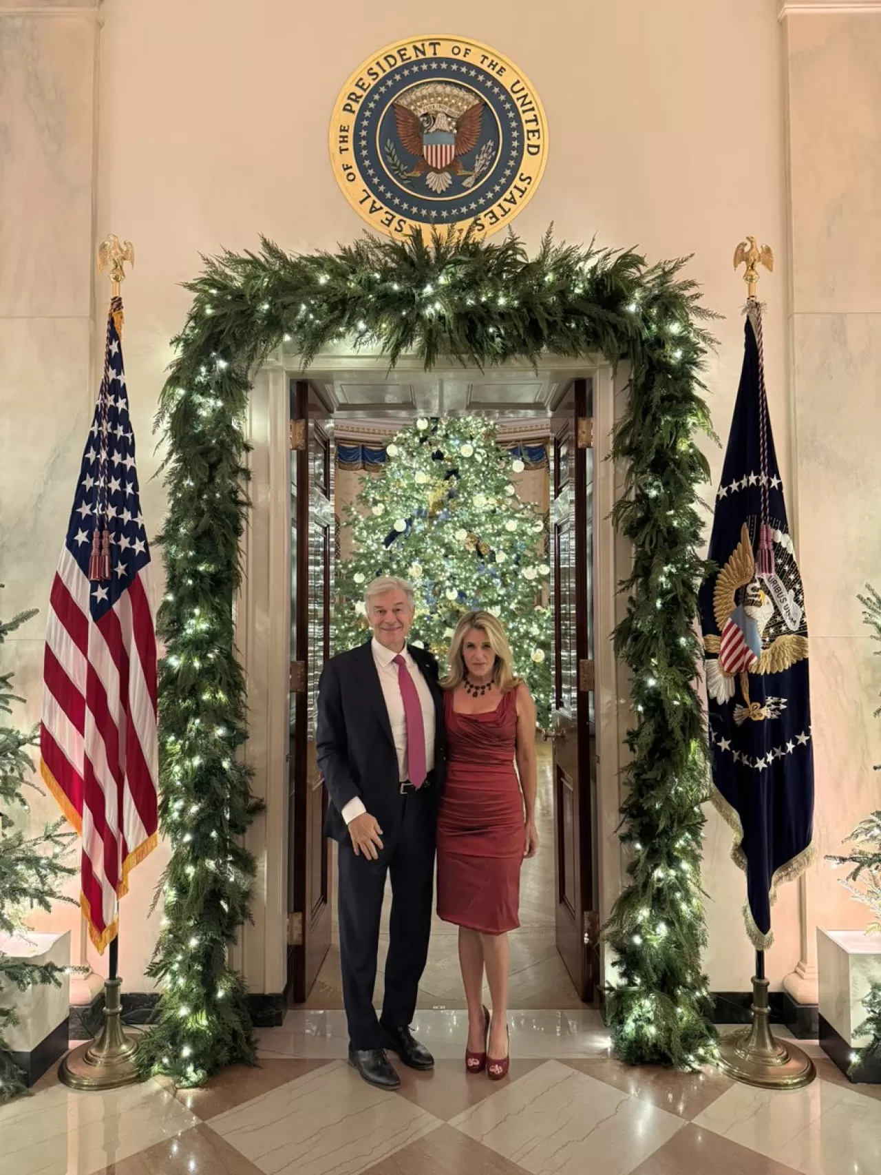 Don Jr. ve Bettina, Beyaz Saray'da Düzenlenen Tatil Partisinde Nişanlandı