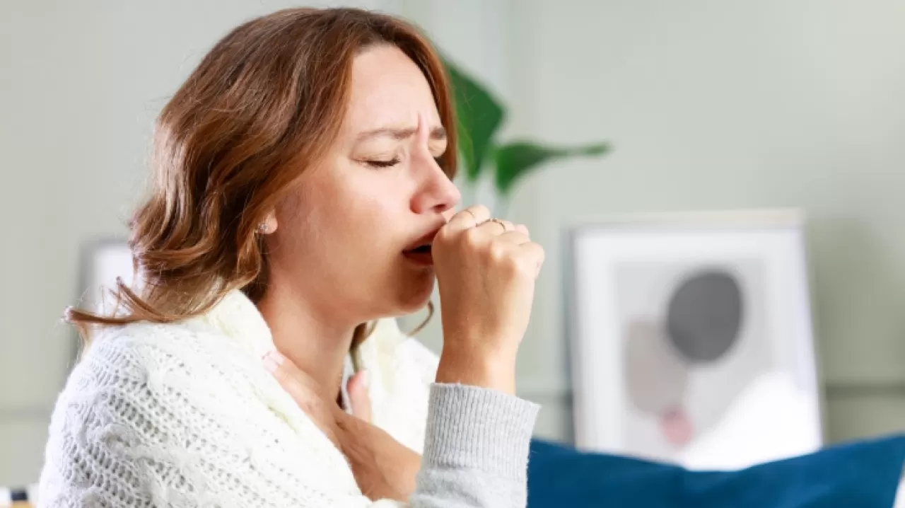 Boğazınızdaki O Gıcık Hissi ve Geçmeyen Hafif Öksürük Ciddi Bir Solunum Yolu Hassasiyetinin İşareti Olabilir