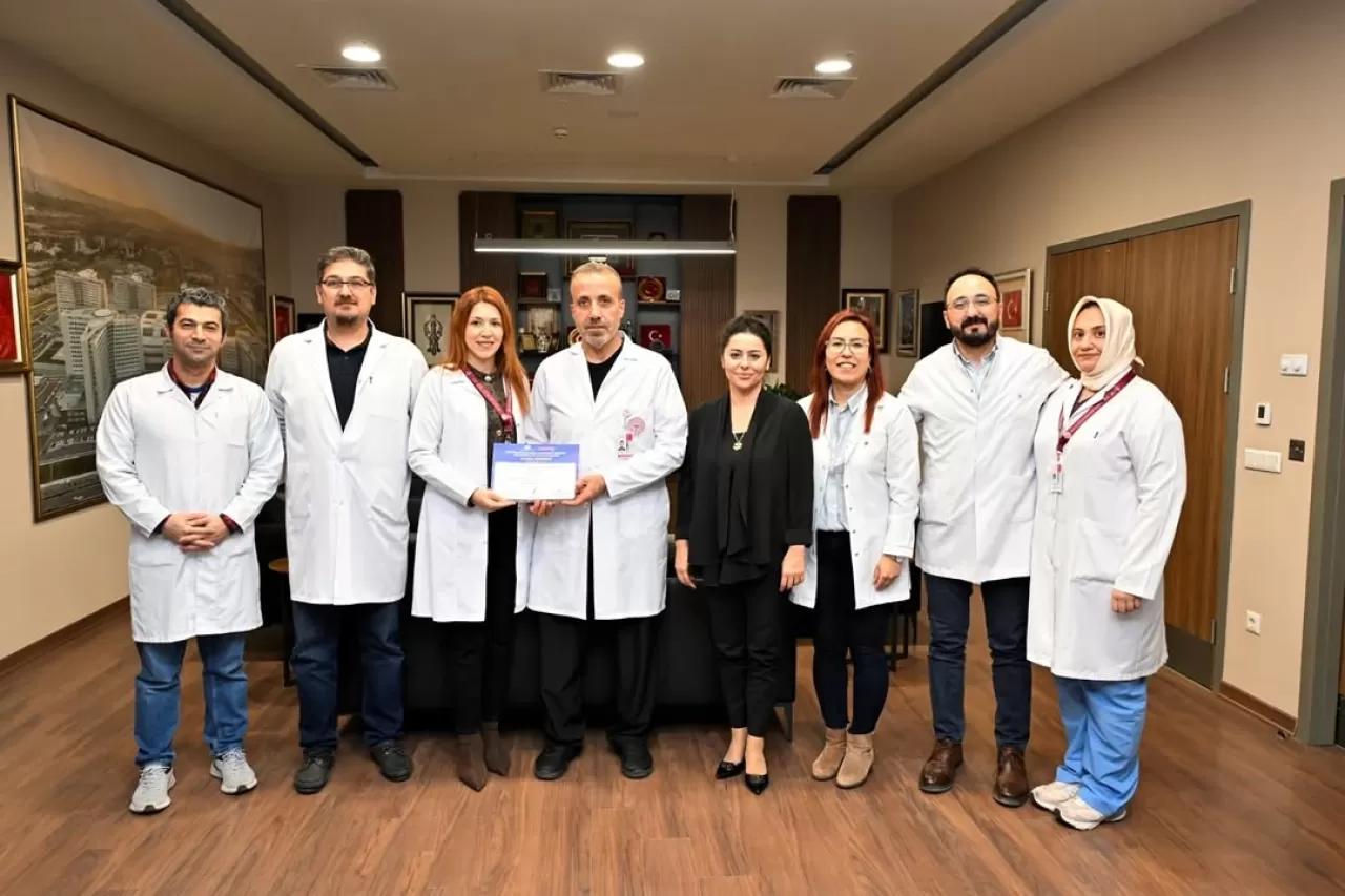 Ankara Etlik Şehir Hastanesi Jinekolojik Onkoloji Ekibi Ulusal Kongrede Çifte Ödül Kazandı