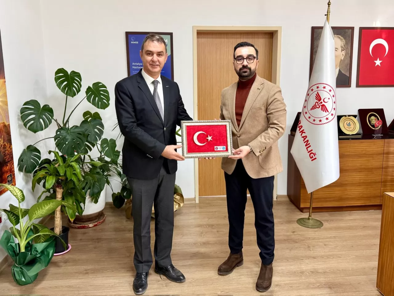 Kemer Devlet Hastanesi Başhekimi Türk Sağlık Sen Antalya Şubesi Yöneticilerini Ağırladı