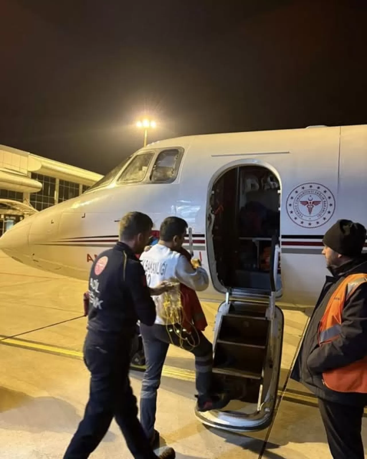 Ağrı'daki 2 Yaşındaki Hastaya Uçak Ambulans ile Kritik Nakil
