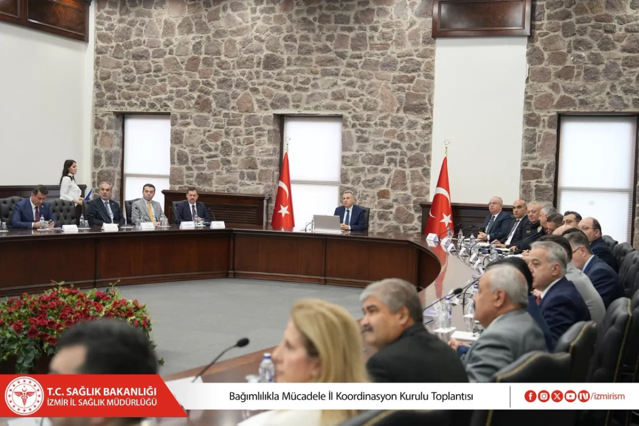 İzmir'de Bağımlılıkla Mücadele Stratejileri Vali Elban Başkanlığında Masaya Yatırıldı