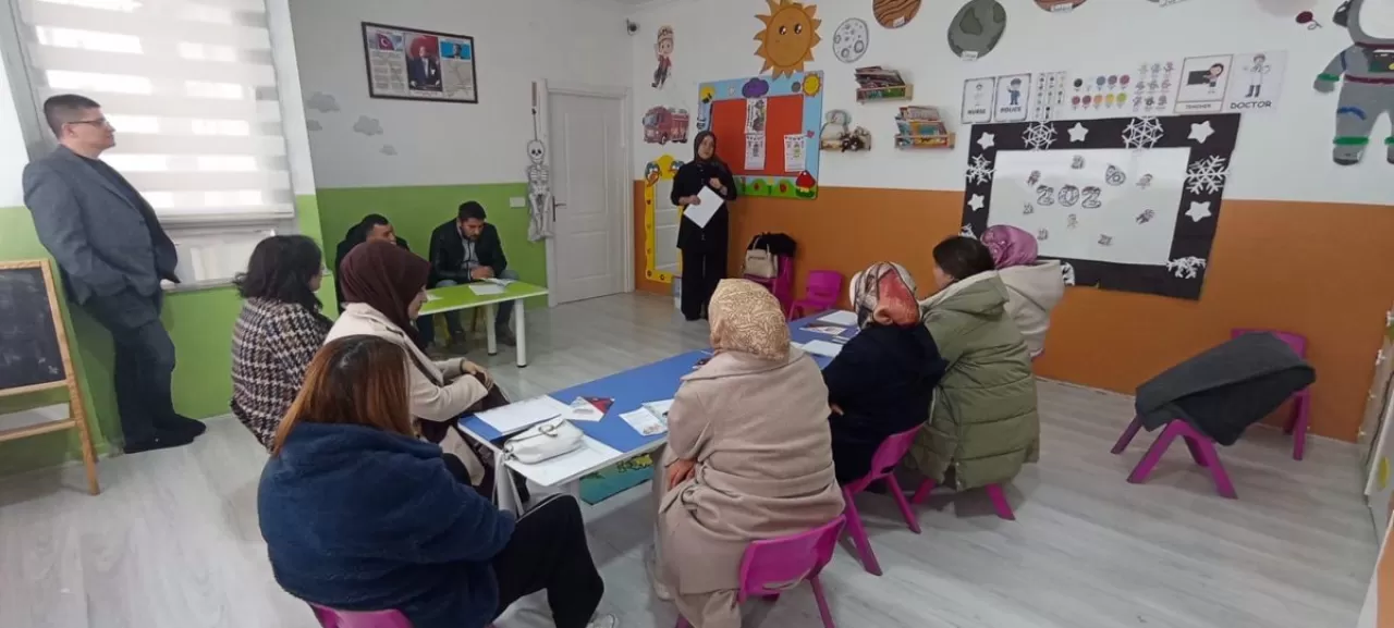 Kırıkkale'de Kreş Öğretmenlerine Otizm ve Davranışsal Bağımlılık Eğitimi