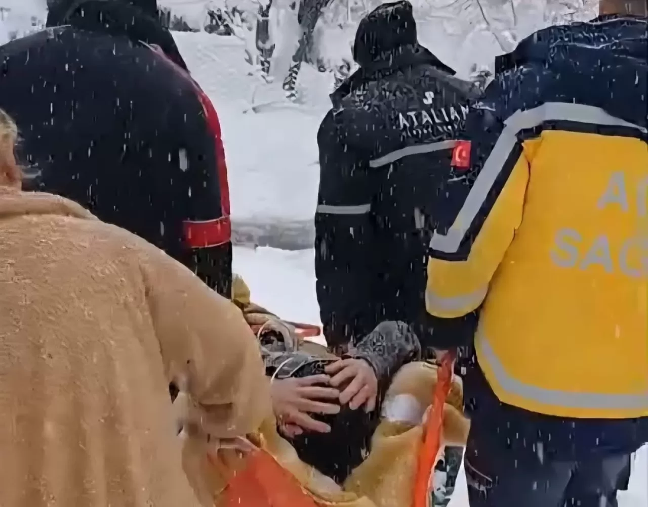 Bartın'da Yoğun Kar Yağışında Zorlu Ambulans Müdahalesi
