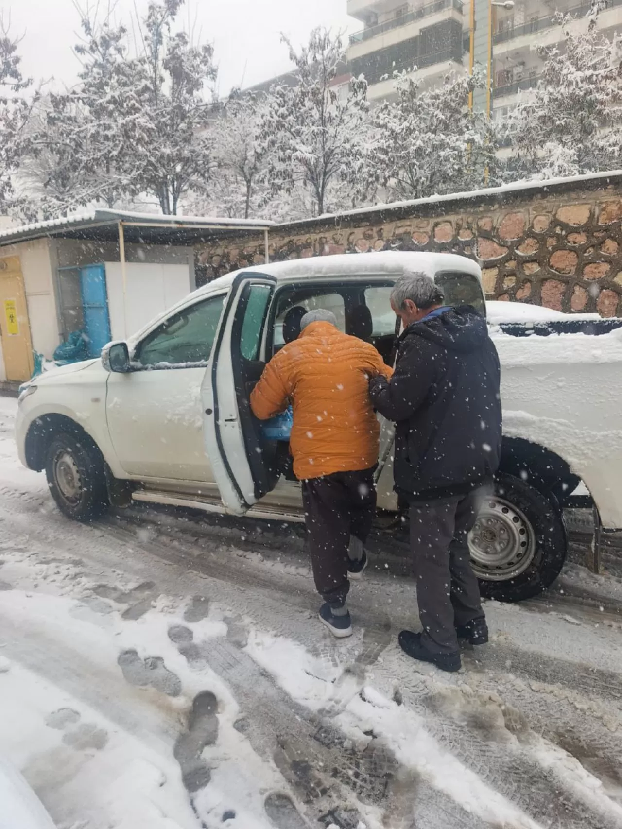 Batman Kozluk'ta Kar Altında Kesintisiz Sağlık Hizmeti: Diyaliz Hastaları Evlerinden Alınıyor