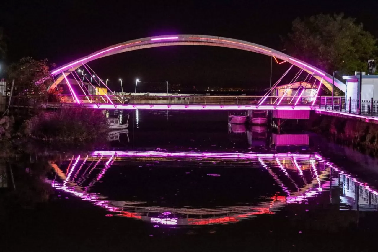 Yalova'da Meme Kanseri Farkındalığı İçin Tarihi Köprü Işıklandırıldı