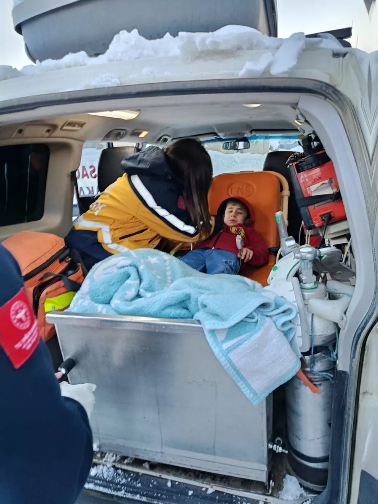 Siirt'te Kar Altında Yaralı Çocuğa Zorlu Kurtarma Operasyonu