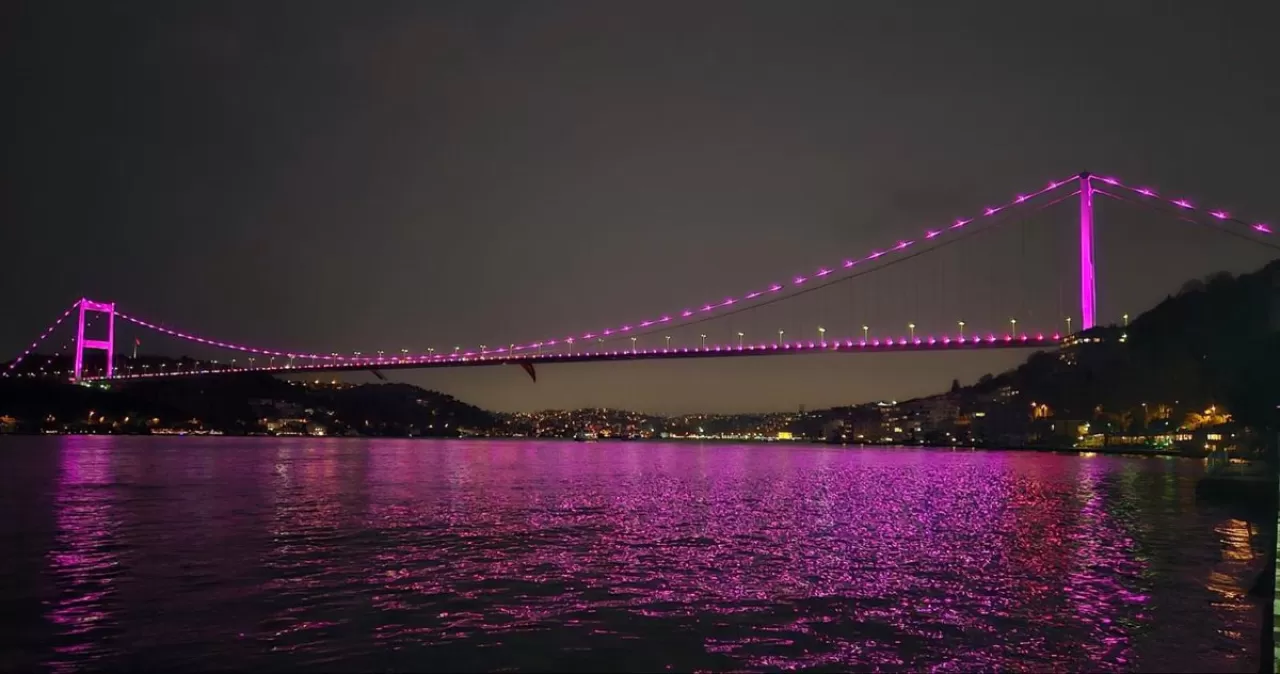 İstanbul'un Simge Yapıları, Sağlık İçin Farkındalık Işıklandırmasıyla Aydınlatıldı