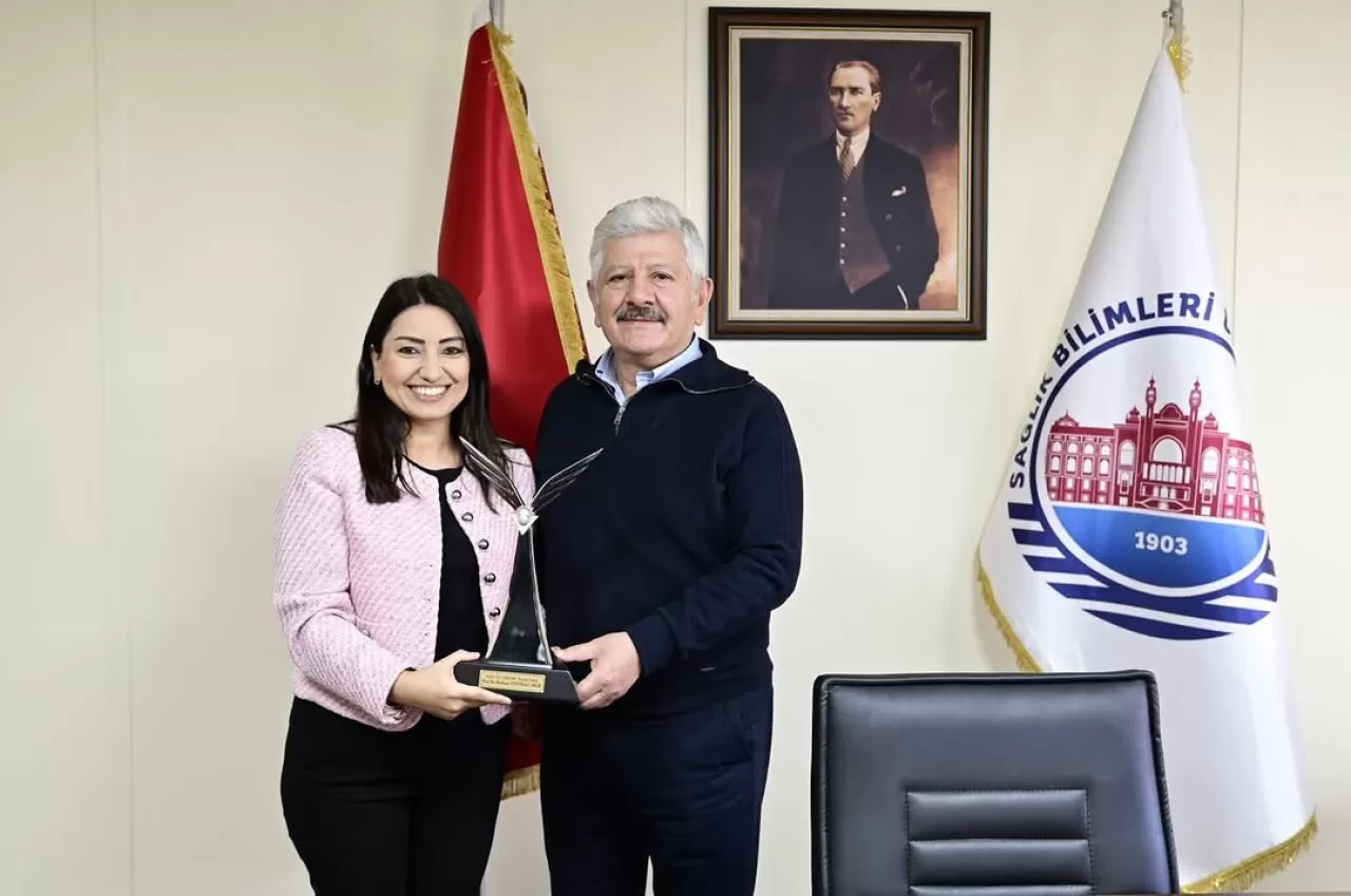 Hamidiye Diş Hekimliği Fakültesi Dekanı Prof. Dr. Neslihan Üstündağ Okur'a TÜBİTAK Teşvik Ödülü