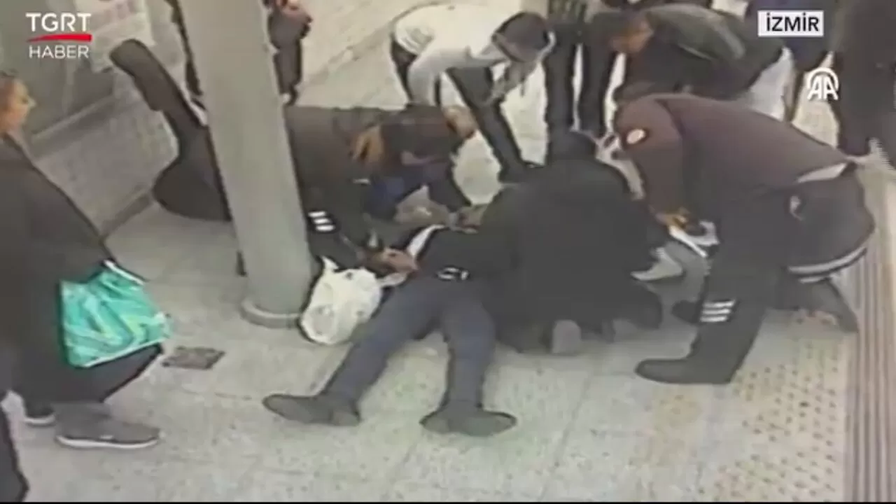 İzmir'de Tren İstasyonunda Kalbi Duran Yolcu, Şok Cihazıyla Hayata Döndürüldü