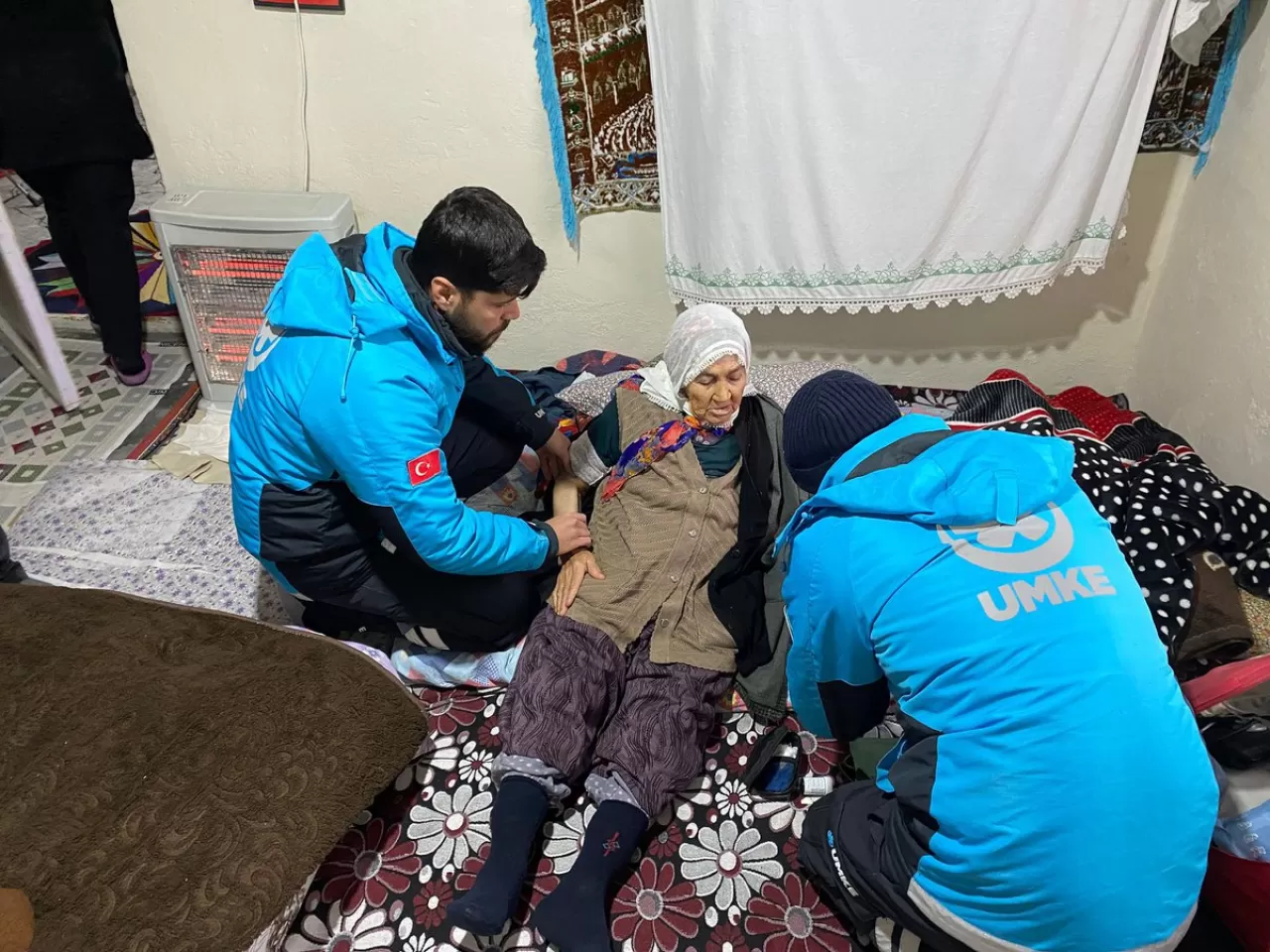 Batman'da UMKE Ekipleri, Karlı Havada 91 Yaşındaki Hastayı Kurtardı