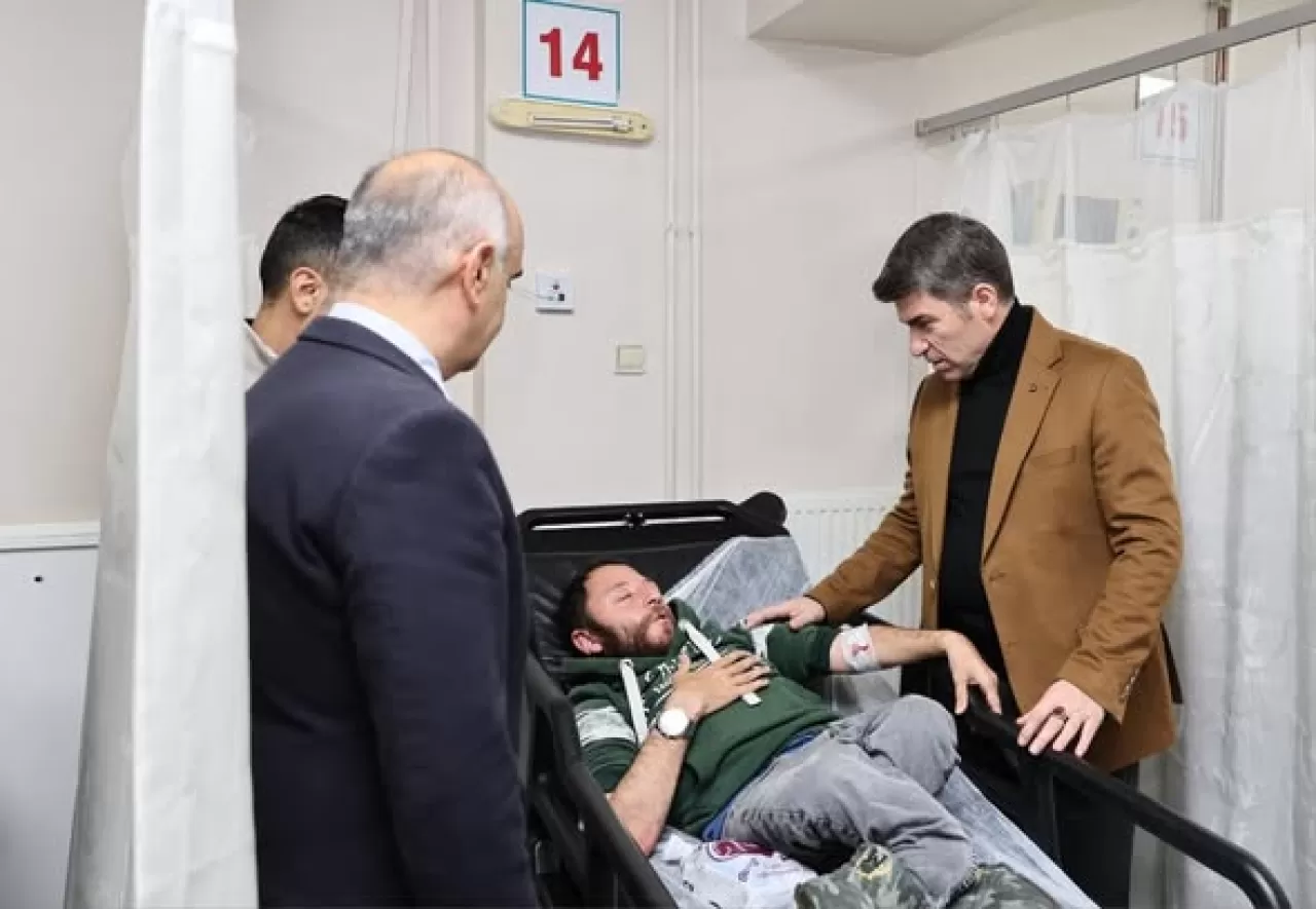 Amasya'da Yeni Yıl Ziyareti: Vali Bakan Hastanede Vatandaşlar ve Sağlık Çalışanları ile Bir Araya Geldi