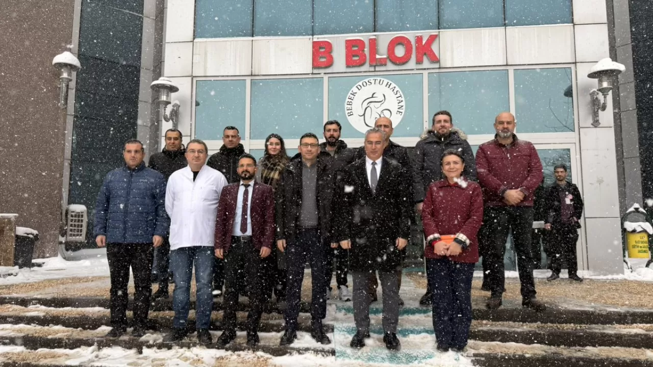 Diyarbakır Gazi Yaşargil Hastanesi'nde Yeni Yıl Coşkusu: Yönetim, Personel ve Hastalar Bir Arada