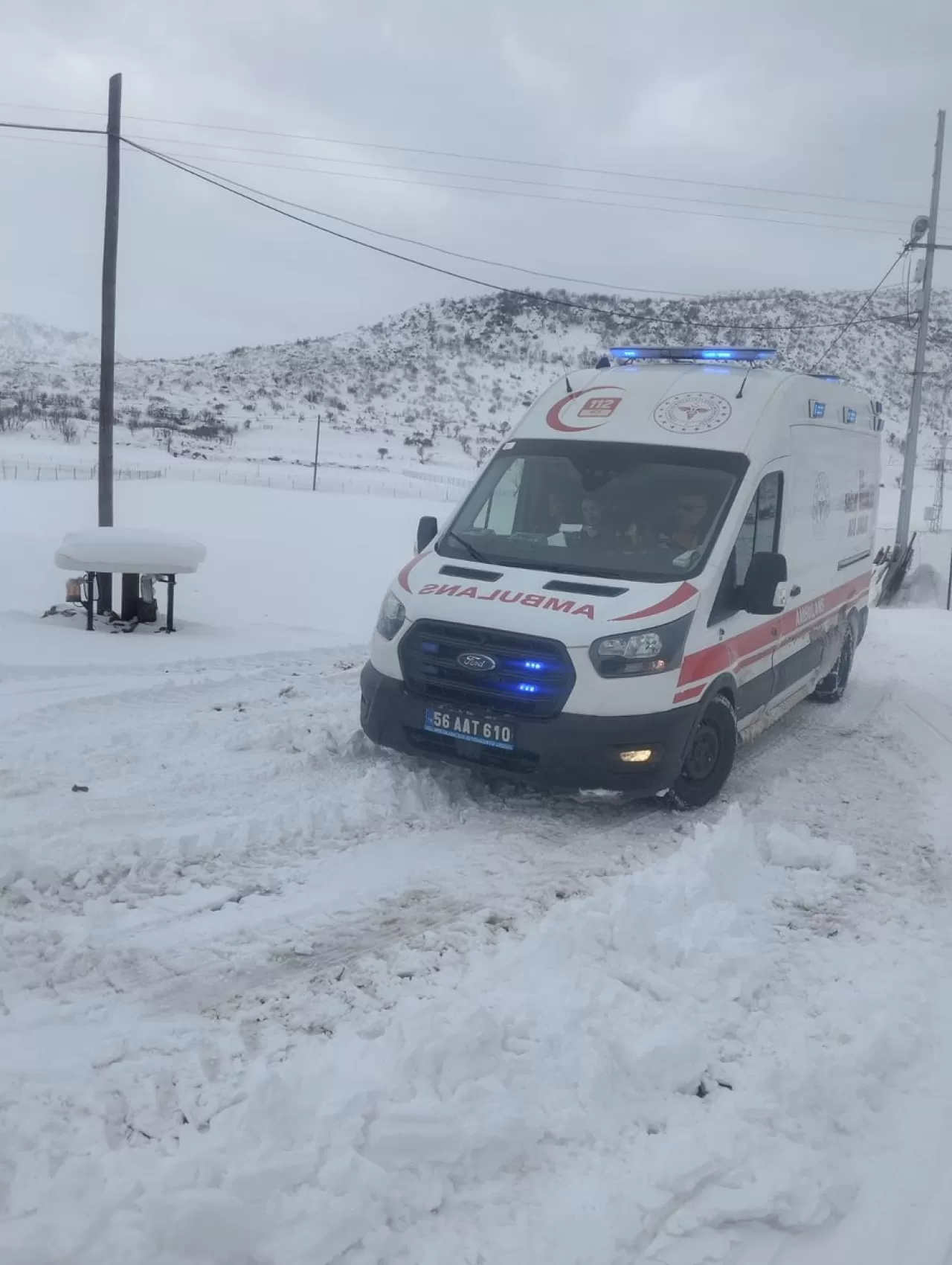 UMKE ve 112 Ekipleri Pervari'de Kar Engeline Rağmen İki Hastayı Kurtardı