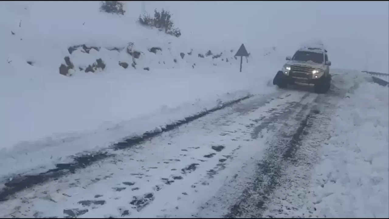 Siirt'te UMKE Ekipleri Kar Altında Mahsur Kalan Hastayı Paletli Ambulansla Kurtardı