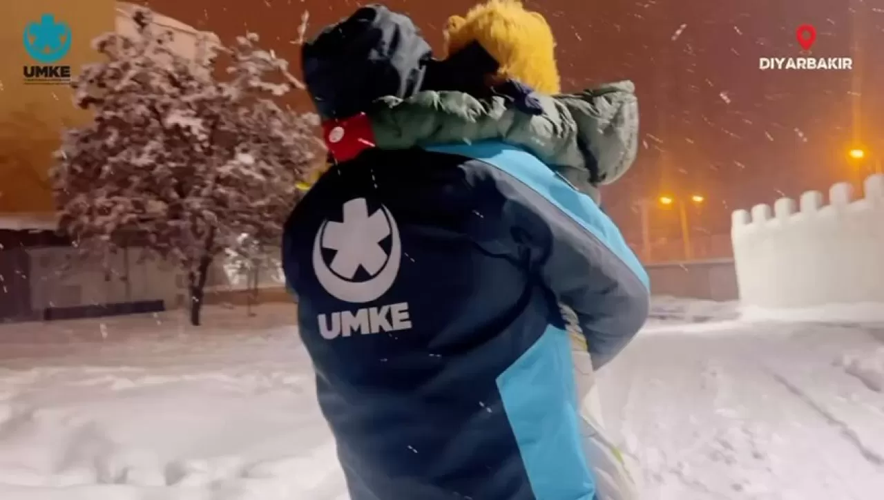 Diyarbakır'da Sağlık Çalışanları Karla Kaplı Yollarda Zorlu Müdahale Gerçekleştirdi