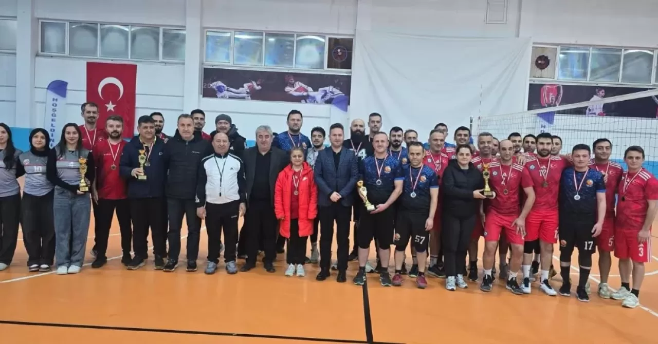 Ayancık'ta Voleybol Turnuvasında Şampiyon İlçe Emniyet Takımı Oldu