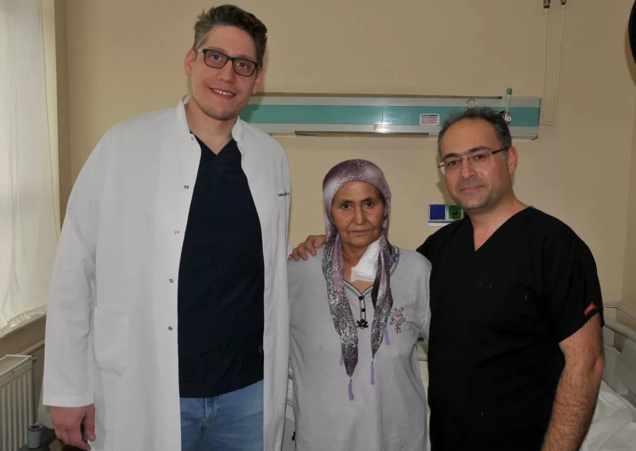 Denizli'de Yemek Borusu Kanseri Hastasına Mideden Yeni Yemek Borusu Yapıldı