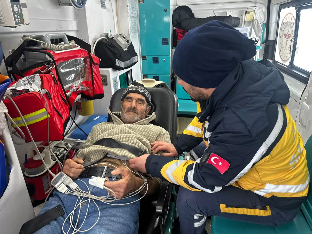 Tunceli'de Köylüler ve Jandarma Ekipleri Zorlu Kış Koşullarında Hastayı Kurtardı