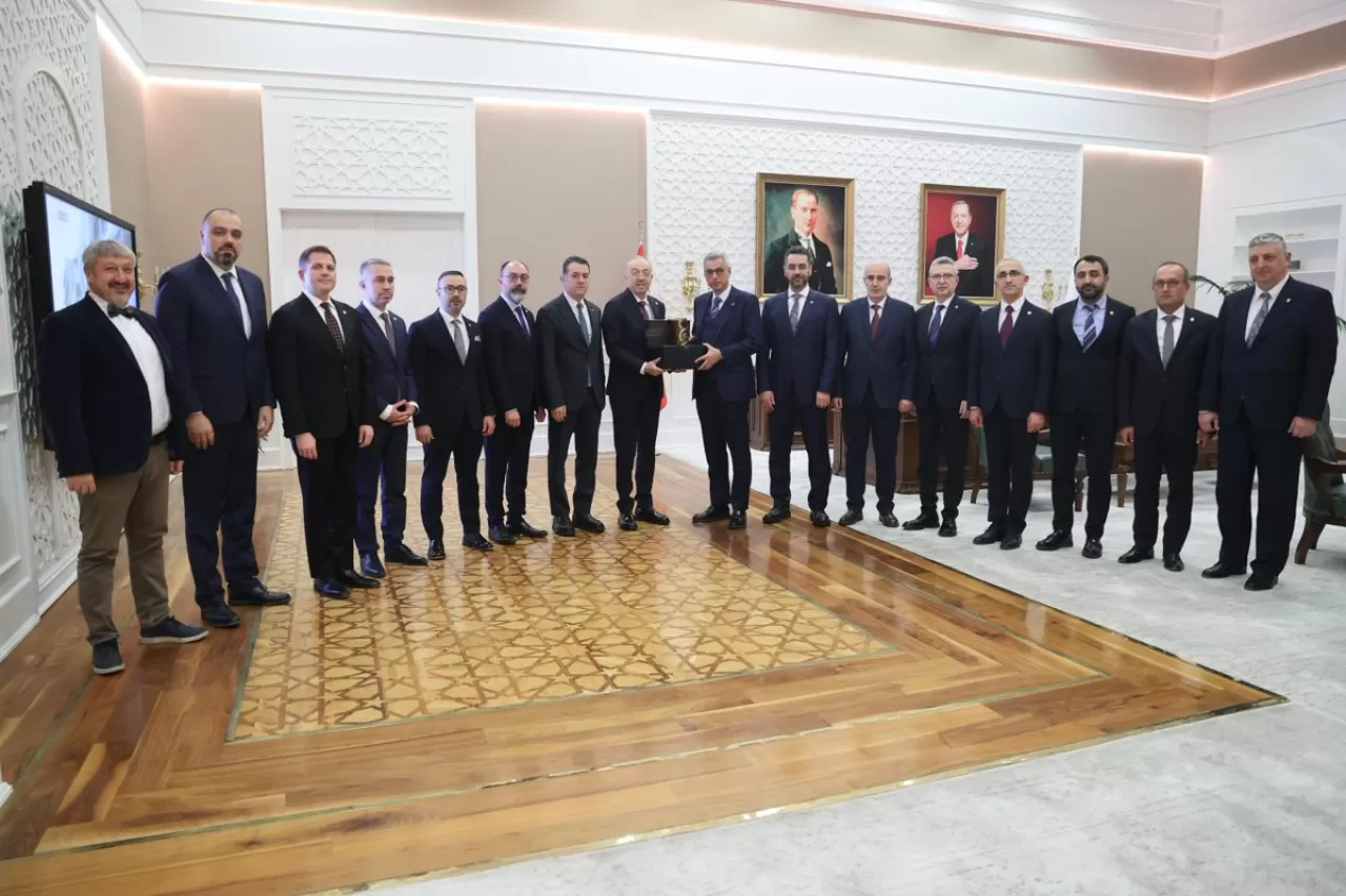 Türk Eczacılar Birliği'nden Sağlık Bakanlığı'na Stratejik Ziyaret: Eczacılık Sektörünün Geleceği Masaya Yatırıldı