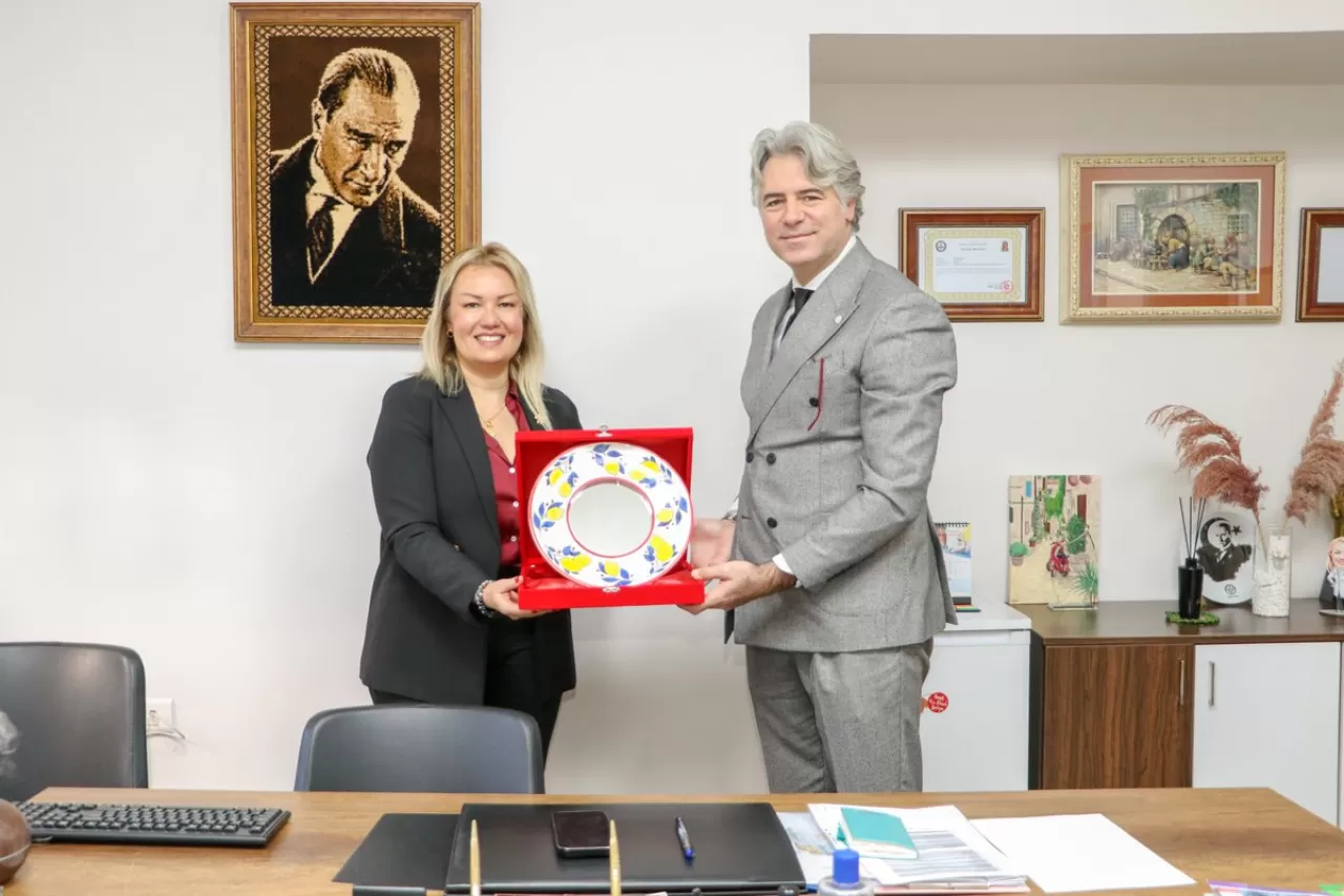 Kızılay İzmir İl Başkanı'ndan Dr. Behçet Uz Çocuk Hastanesi'ne Ziyaret