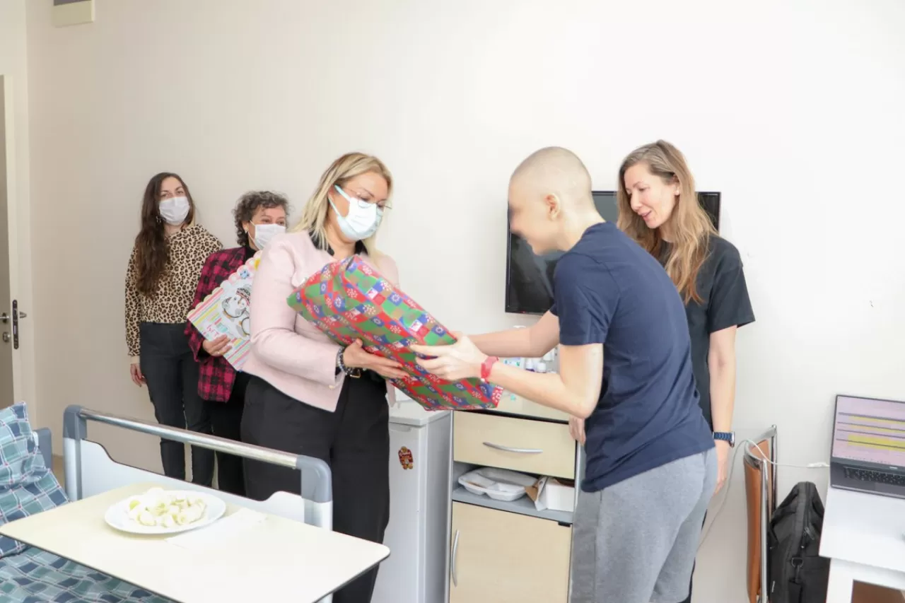 Dr. Behçet Uz Çocuk Hastanesi'nde Yarıyıl Tatilinde Karne Sevinci