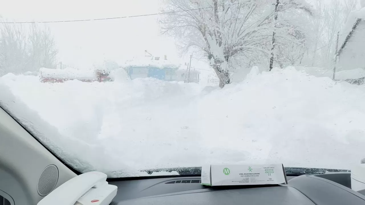 Tunceli'de Yoğun Kar Yağışında Yaralı Yaşlı Hasta Ambulansla Evinden Alındı