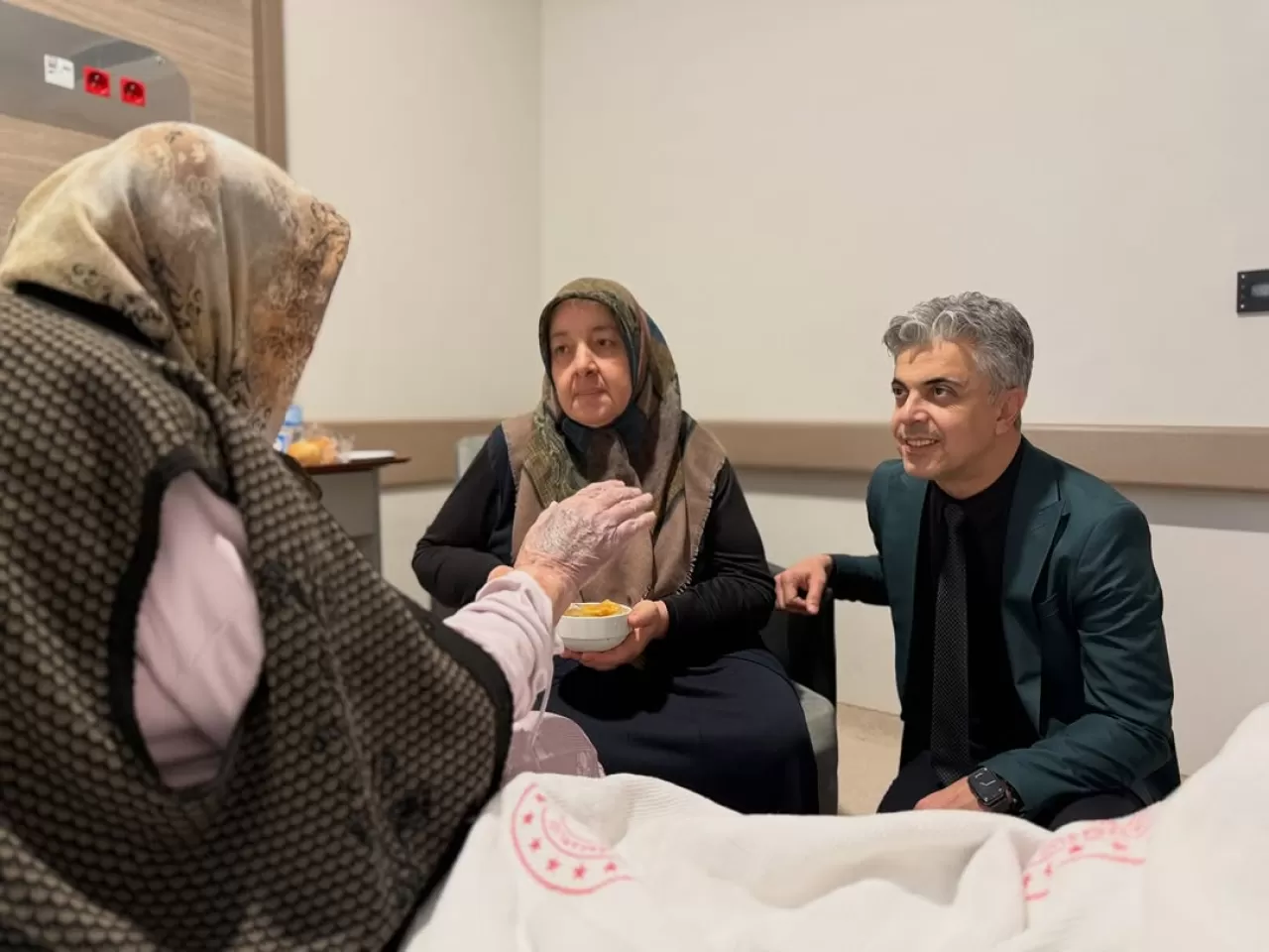 Başhekim Kuyrukluyıldız, Hastaları ve Sağlık Çalışanlarını Ziyaret Etti