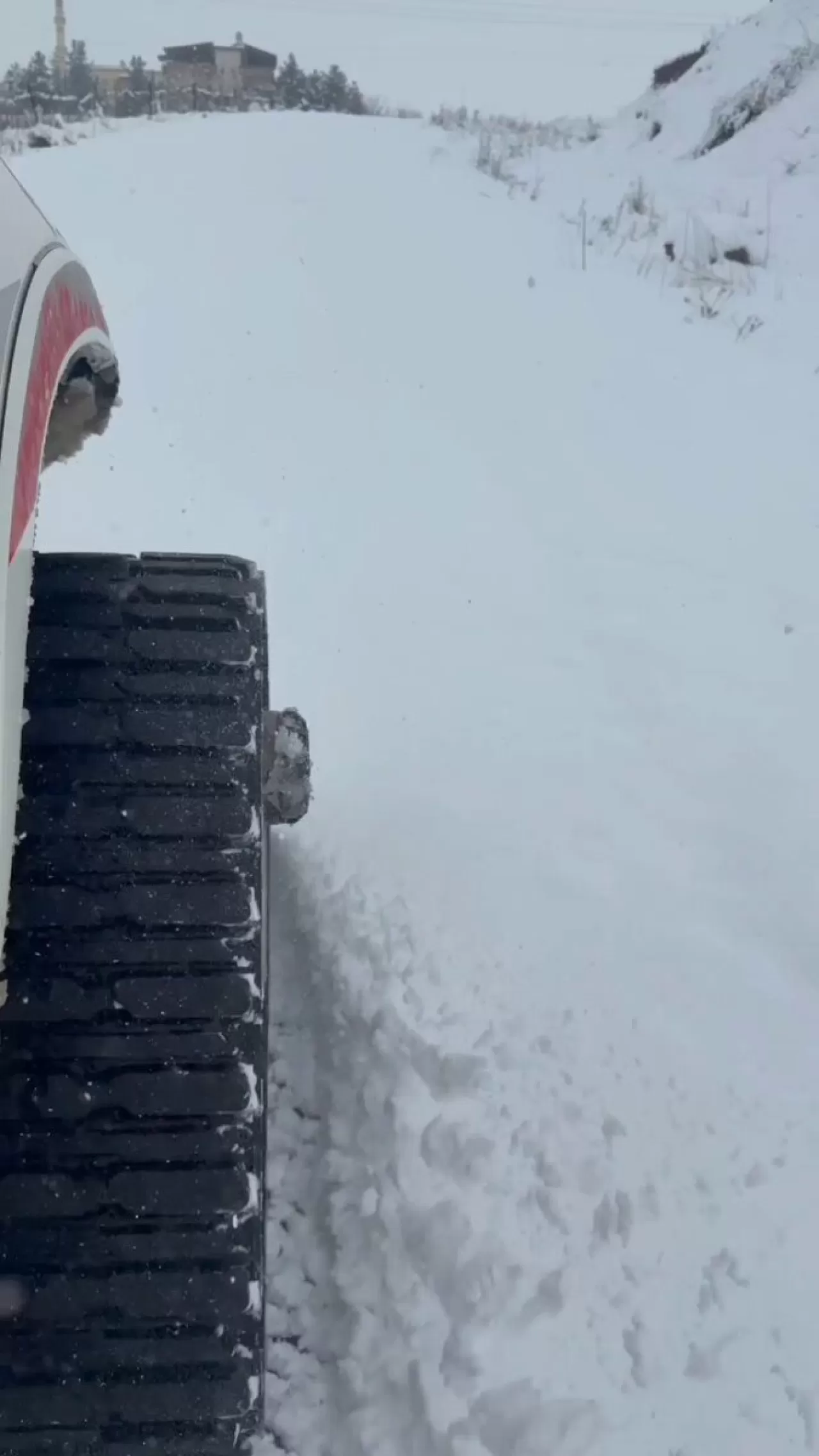 Siirt'te Kar Paletli Araçla Ulaşılan Hasta Kurtarıldı